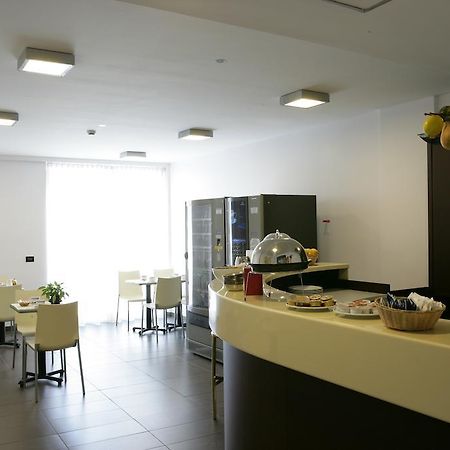 Hotel Sporting Помеция Ресторан фото