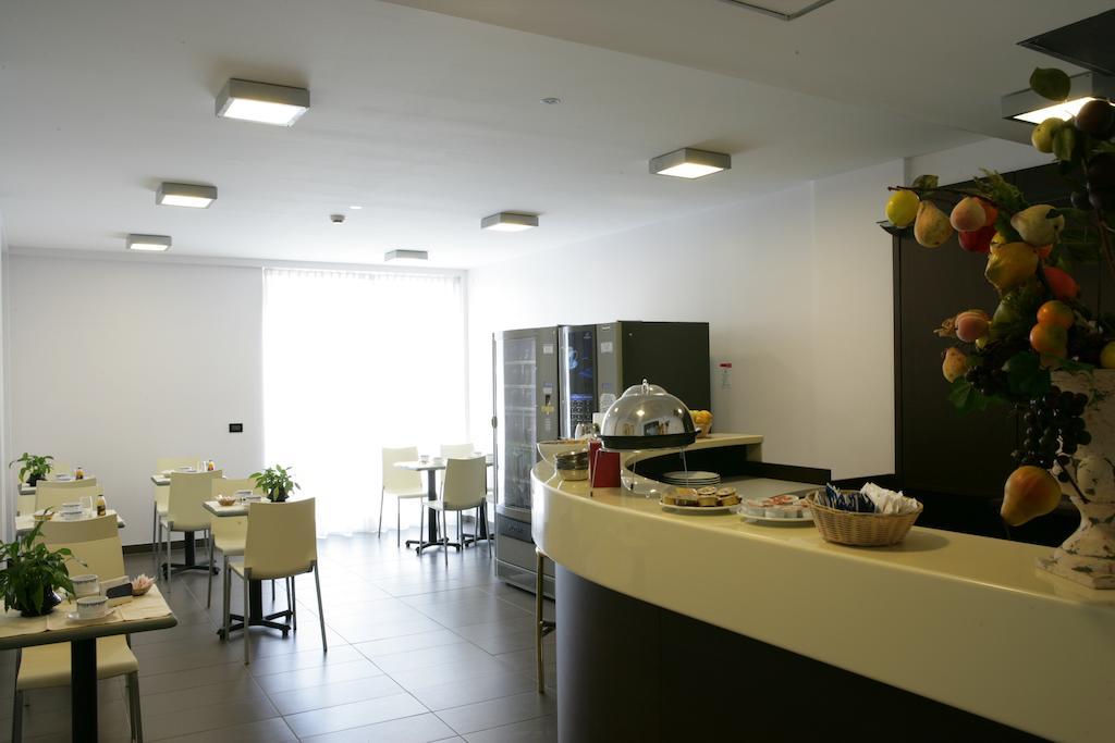 Hotel Sporting Помеция Ресторан фото