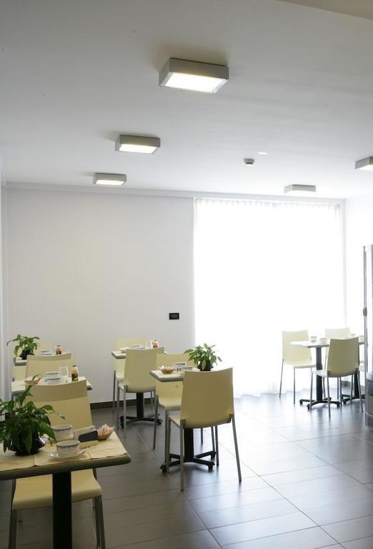 Hotel Sporting Помеция Экстерьер фото